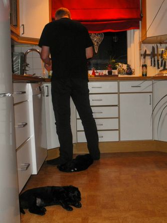 Knut Tore med selskap på kjøkkenet